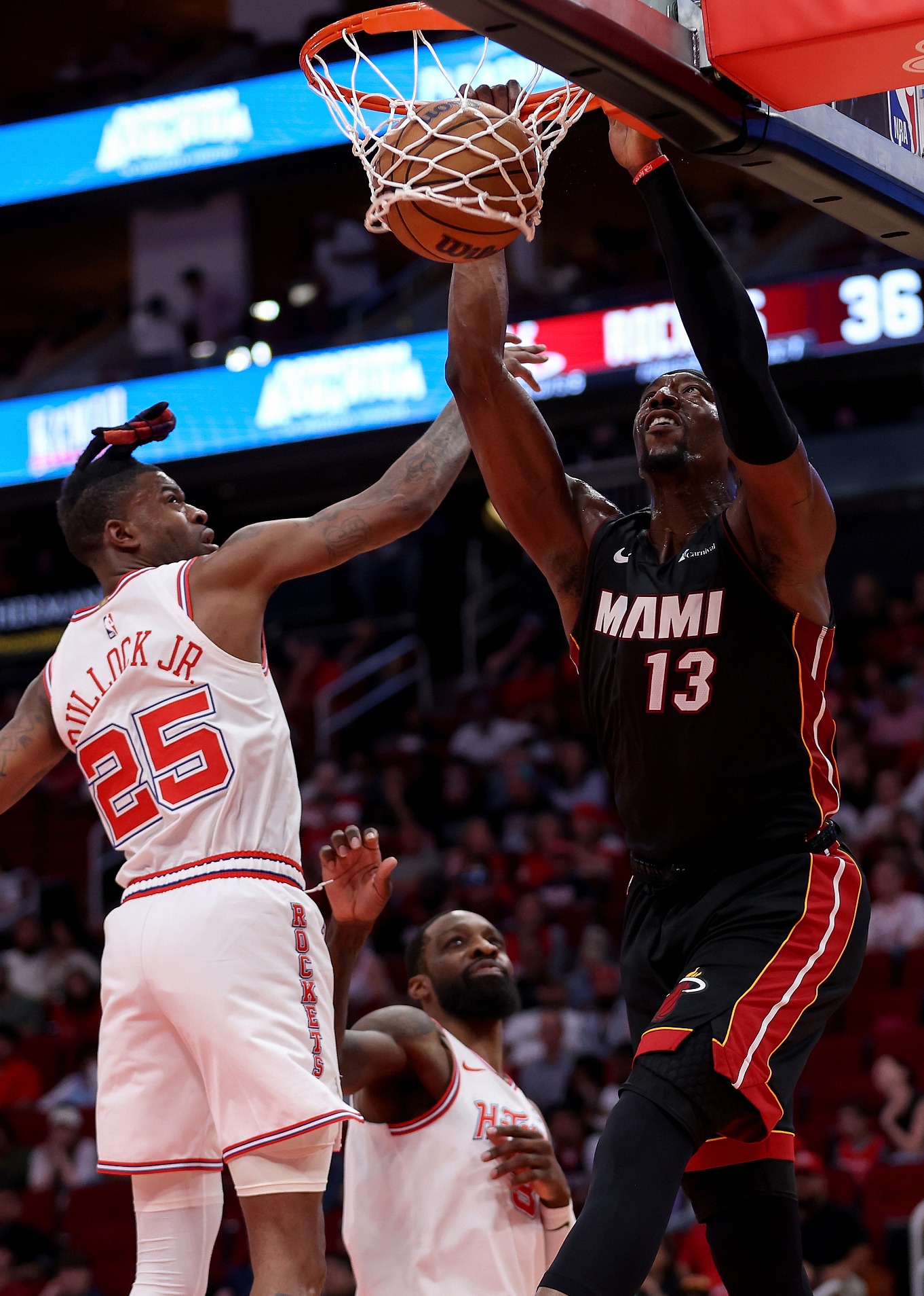 开云APP-赛后迈阿密热火备战NBA常规赛，手感冰凉细节曝光，话题不断，更衣室氛围转暖的简单介绍